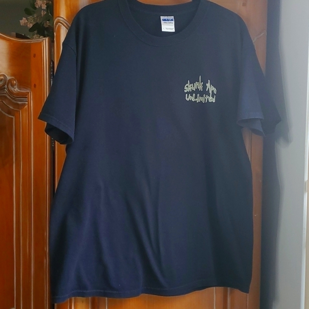 GILDEN ULTRA COTTON. Short sleeve navy blue size large. SKUNK APE Unlimited